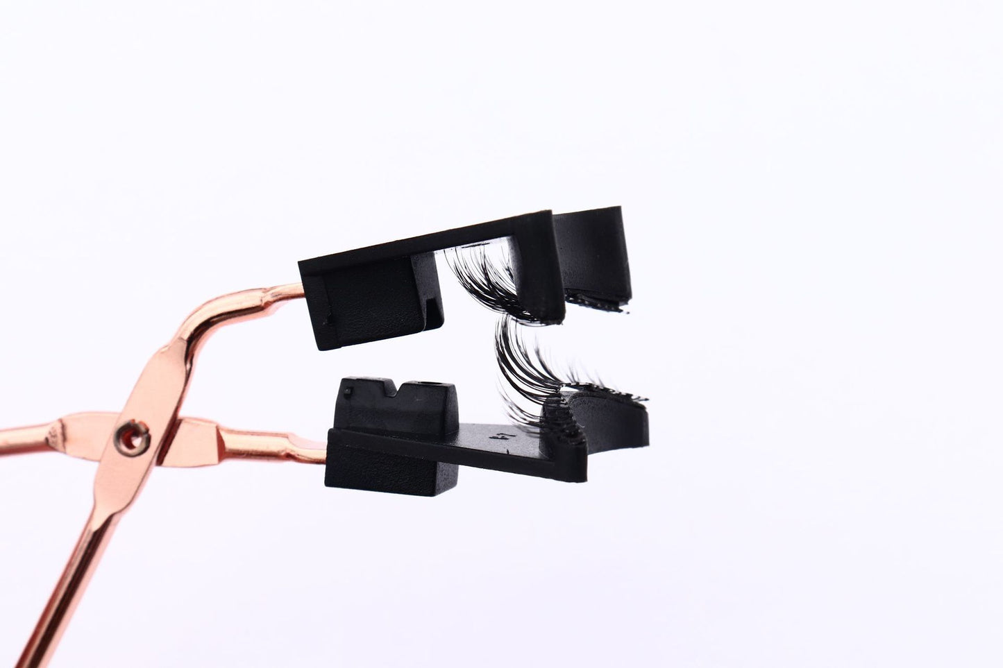 Magnetic Eyelashes Set -flawless, voluminous lashes without damaging your natural ones! No glue, no eyeliner, just pure magnetic magic.